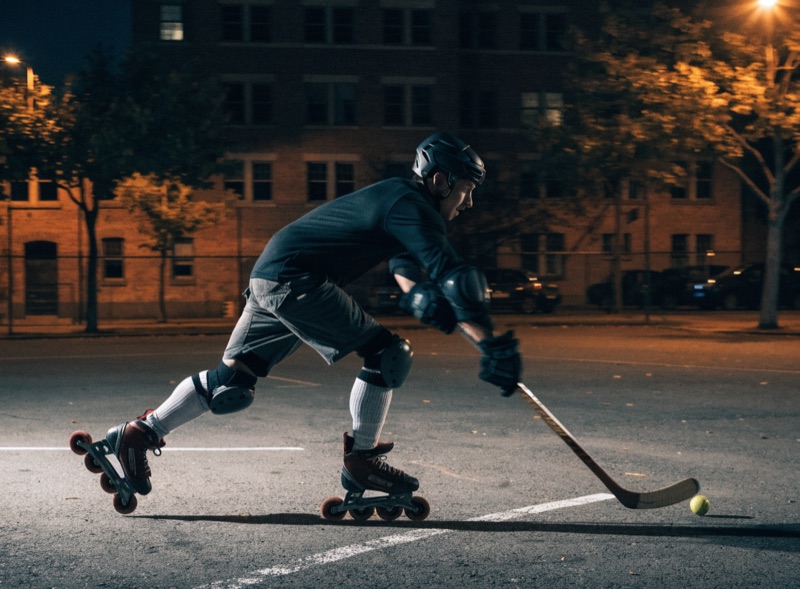 Inlinehockey-Spieler auf dem Streetcourt am Abend