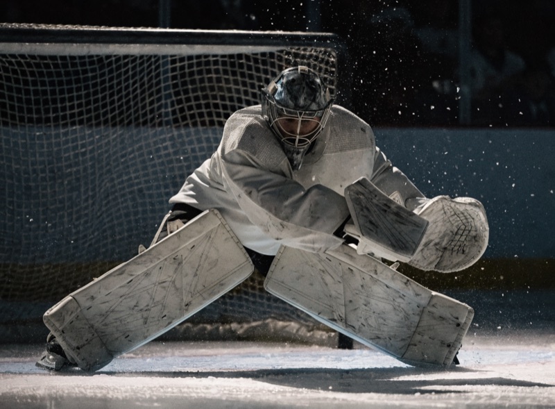 Eishockey-Torhüter im Butterfly vor dem Tor